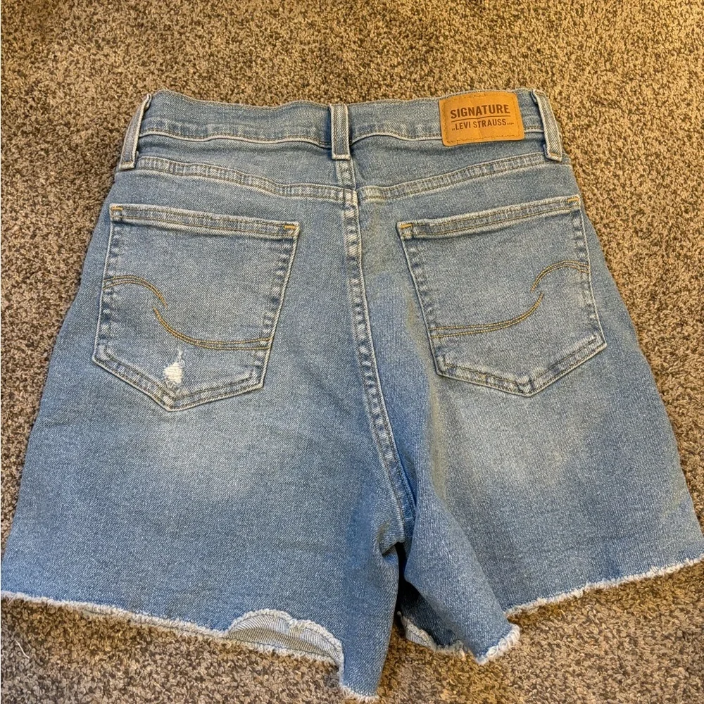 Levis size 28”